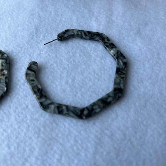 Octagon Resin Hoop Earrings Black & Gray Lightweight NWT - Picture 5 of 5